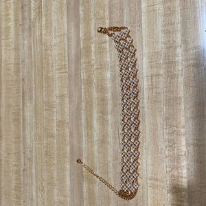 I’m selling a beautiful gold pearl choker!